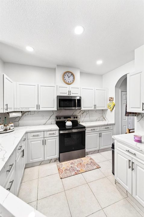For Sale: $950,000 (5 beds, 3 baths, 2598 Square Feet)