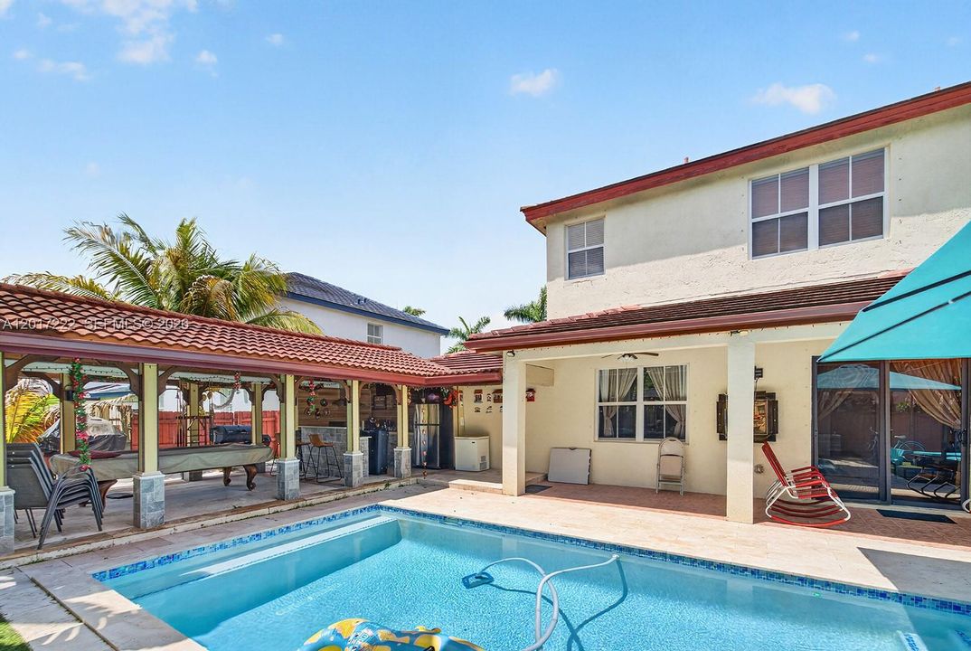 For Sale: $950,000 (5 beds, 3 baths, 2598 Square Feet)