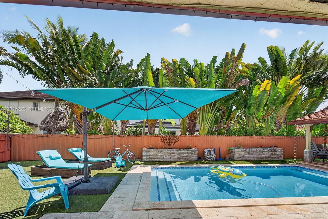 For Sale: $950,000 (5 beds, 3 baths, 2598 Square Feet)
