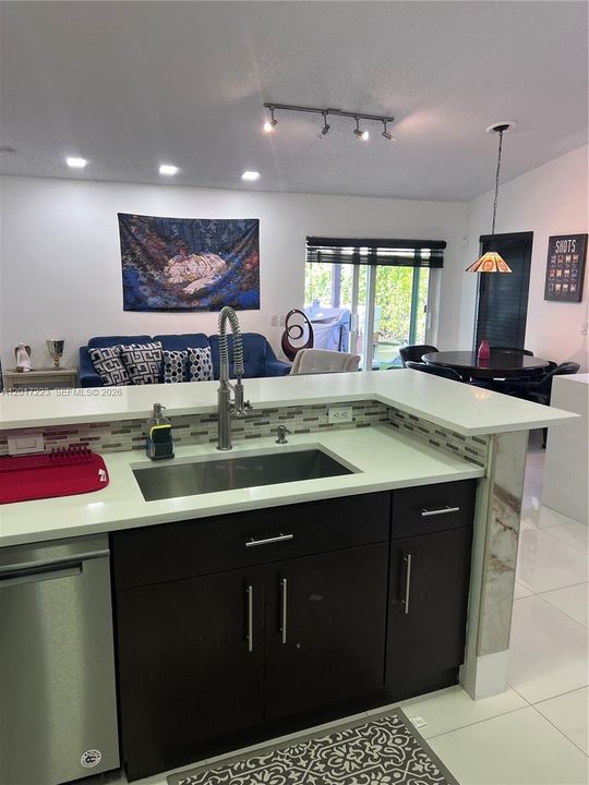 Activo con contrato: $4,400 (3 camas, 2 baños, 1533 Pies cuadrados)