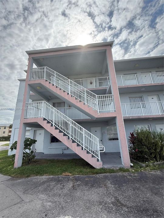 Active With Contract: $169,000 (2 beds, 1 baths, 571 Square Feet)