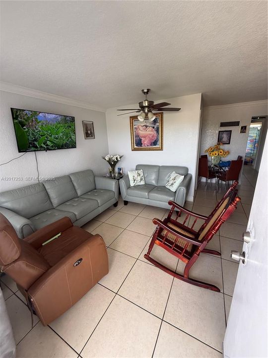 Active With Contract: $169,000 (2 beds, 1 baths, 571 Square Feet)