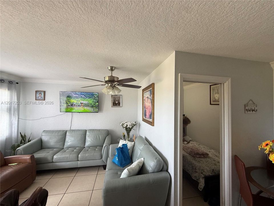 Active With Contract: $169,000 (2 beds, 1 baths, 571 Square Feet)