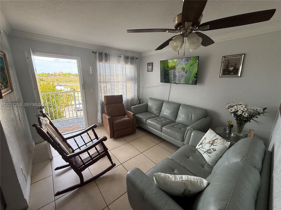 Active With Contract: $169,000 (2 beds, 1 baths, 571 Square Feet)