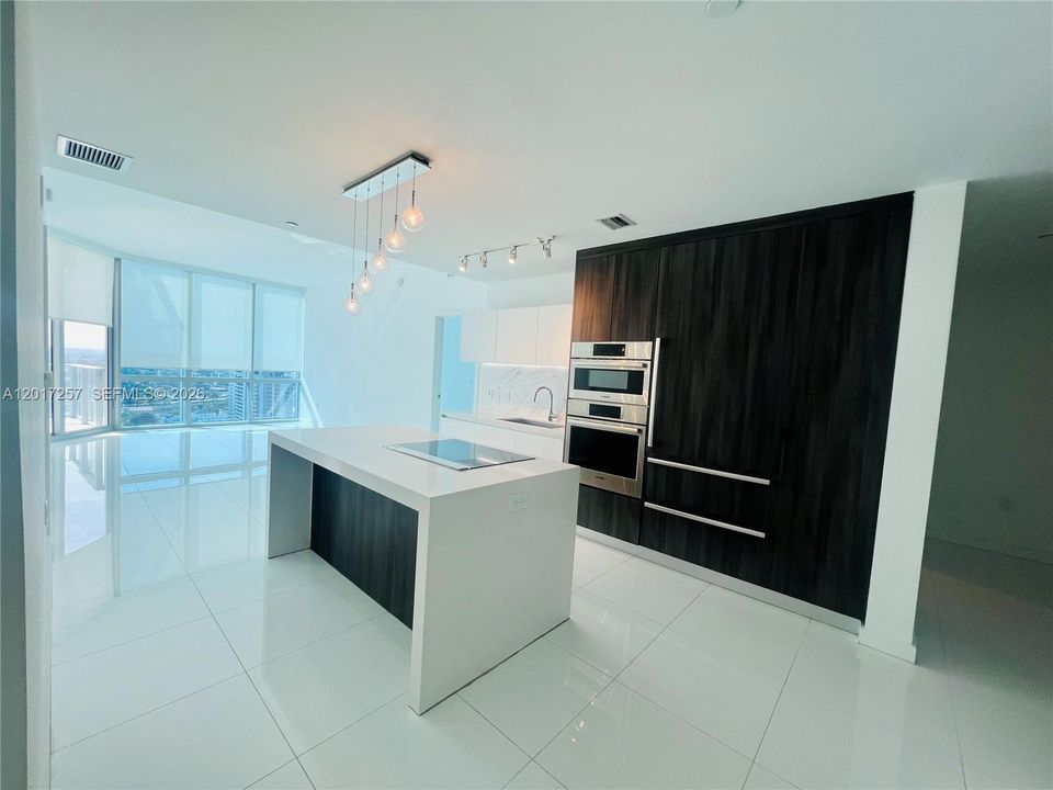 En Venta: $995,000 (2 camas, 3 baños, 1630 Pies cuadrados)