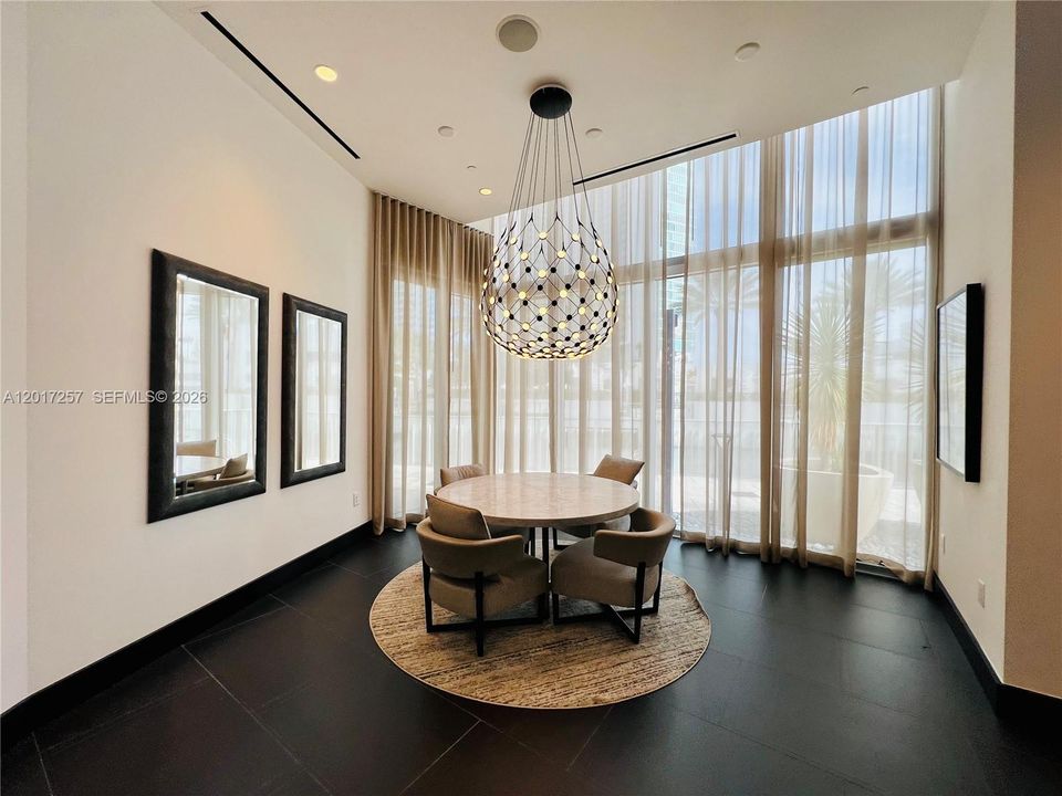 En Venta: $995,000 (2 camas, 3 baños, 1630 Pies cuadrados)