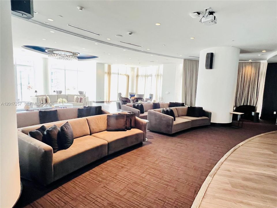 En Venta: $995,000 (2 camas, 3 baños, 1630 Pies cuadrados)