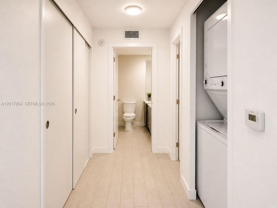 For Sale: $335,000 (1 beds, 1 baths, 560 Square Feet)