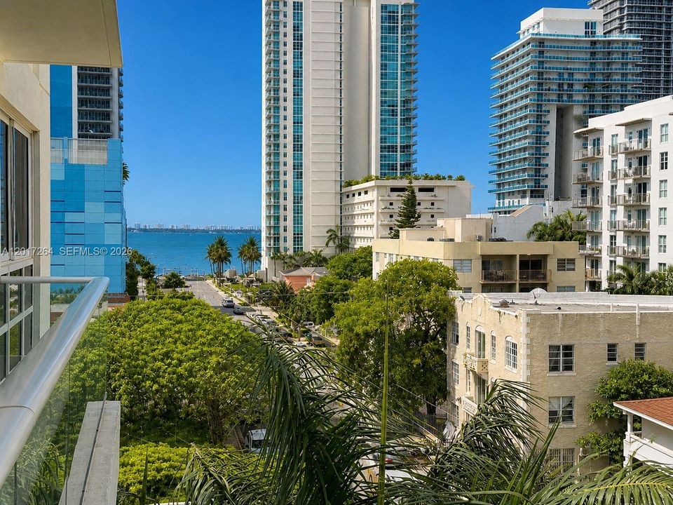 For Sale: $335,000 (1 beds, 1 baths, 560 Square Feet)