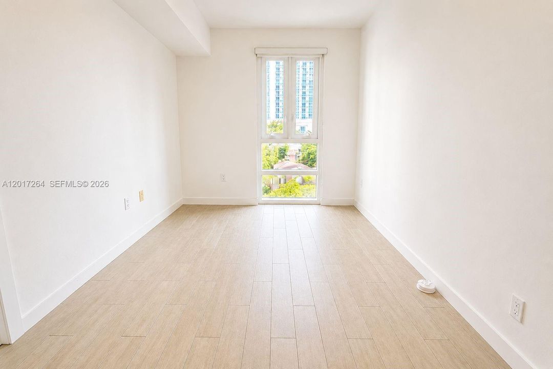 For Sale: $335,000 (1 beds, 1 baths, 560 Square Feet)