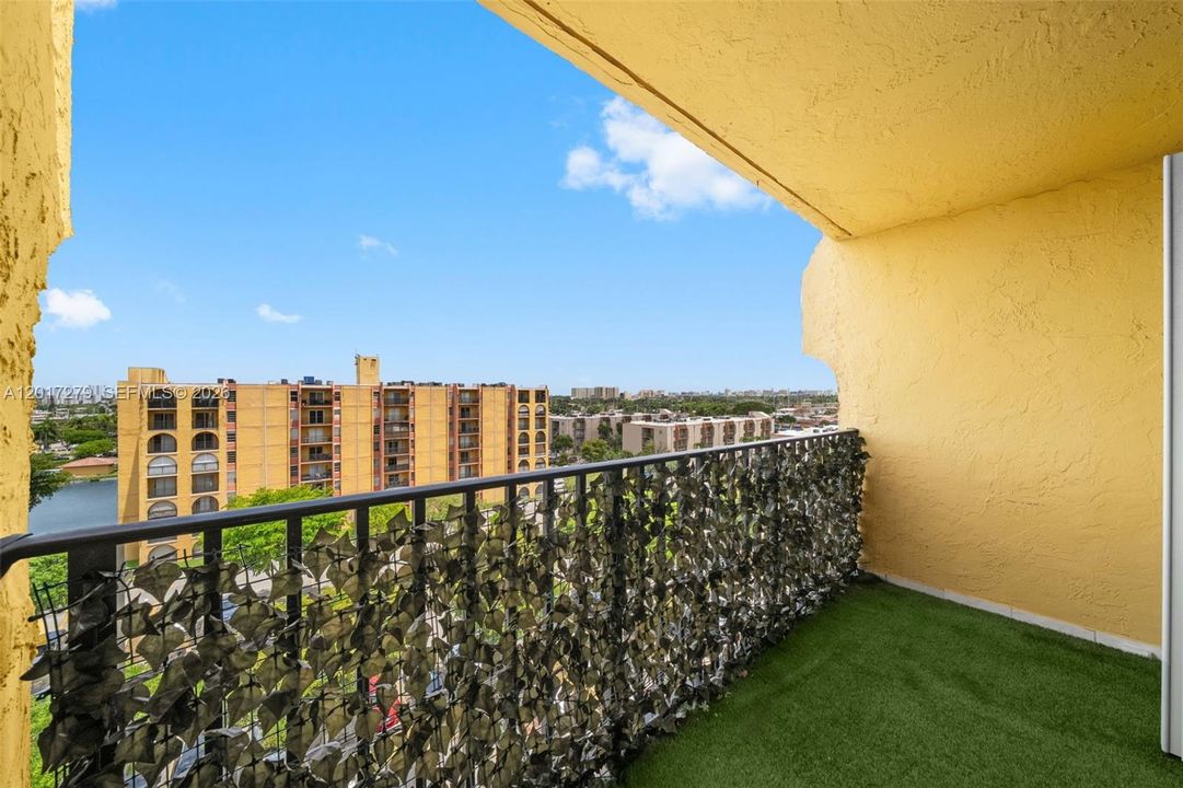 For Sale: $218,500 (2 beds, 1 baths, 728 Square Feet)