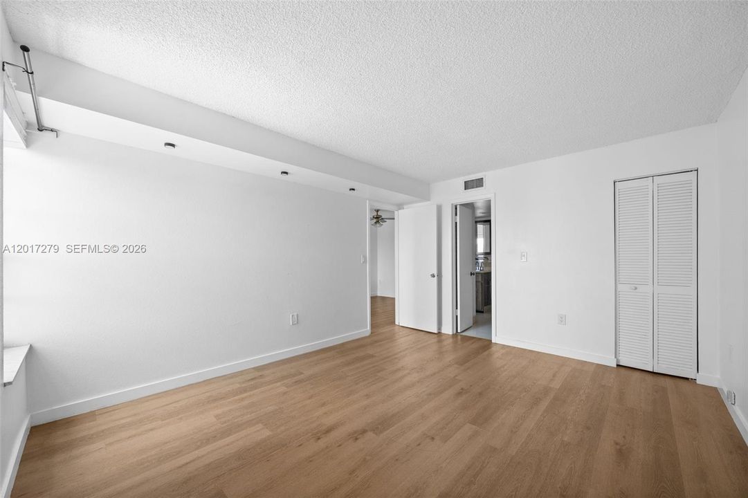 For Sale: $218,500 (2 beds, 1 baths, 728 Square Feet)