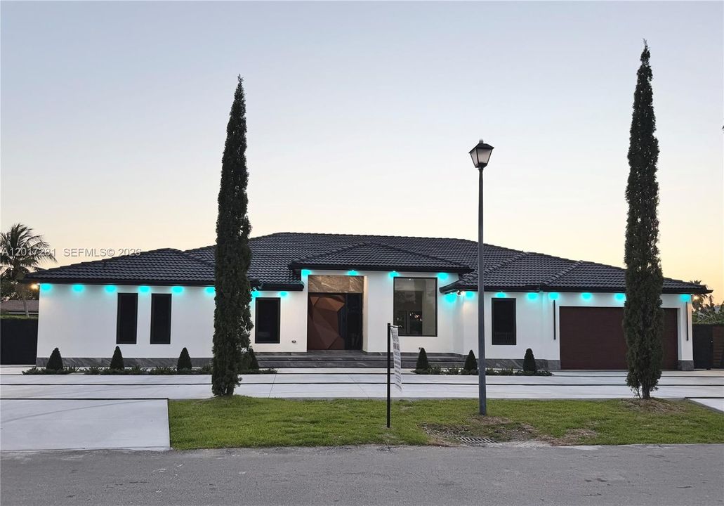 Недавно продано: $1,625,000 (5 спален, 3 ванн, 3316 Квадратных фут)