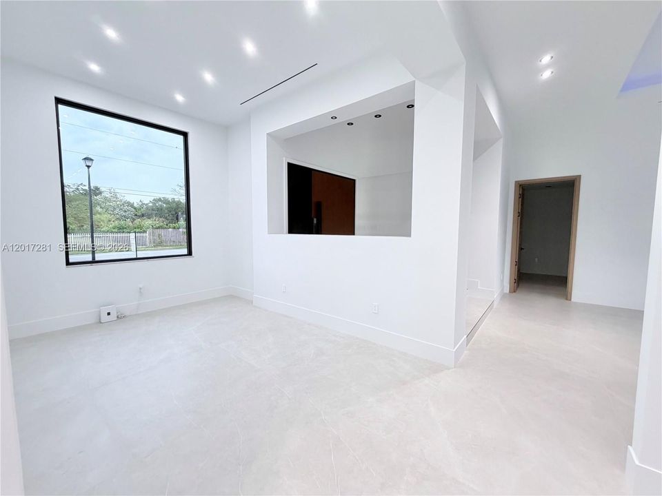 Недавно продано: $1,625,000 (5 спален, 3 ванн, 3316 Квадратных фут)