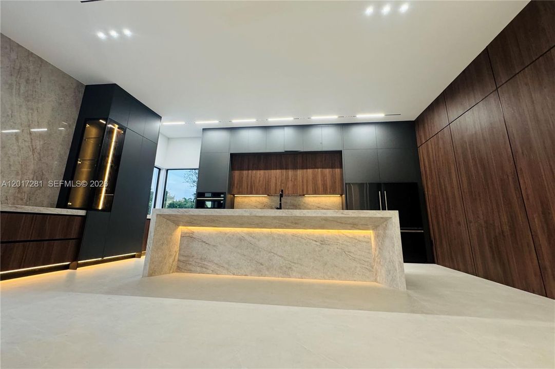 Недавно продано: $1,625,000 (5 спален, 3 ванн, 3316 Квадратных фут)