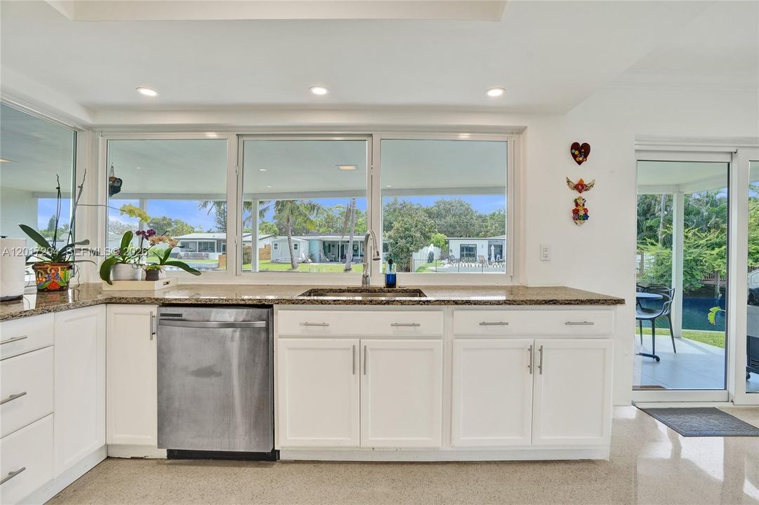 For Sale: $675,000 (2 beds, 2 baths, 1321 Square Feet)