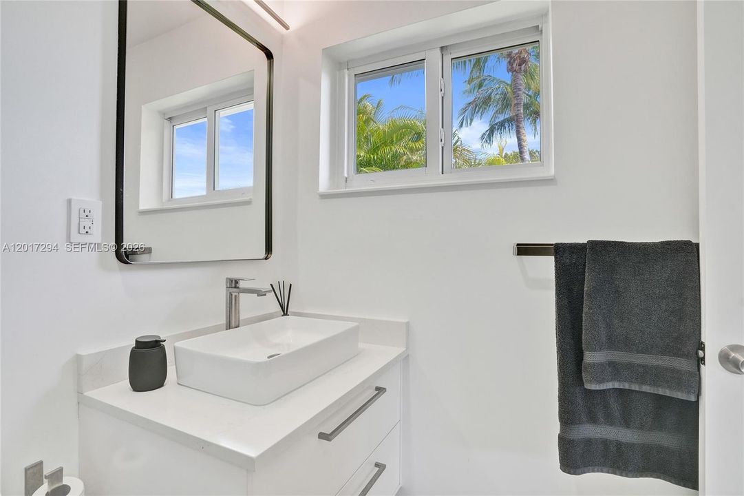 For Sale: $675,000 (2 beds, 2 baths, 1321 Square Feet)