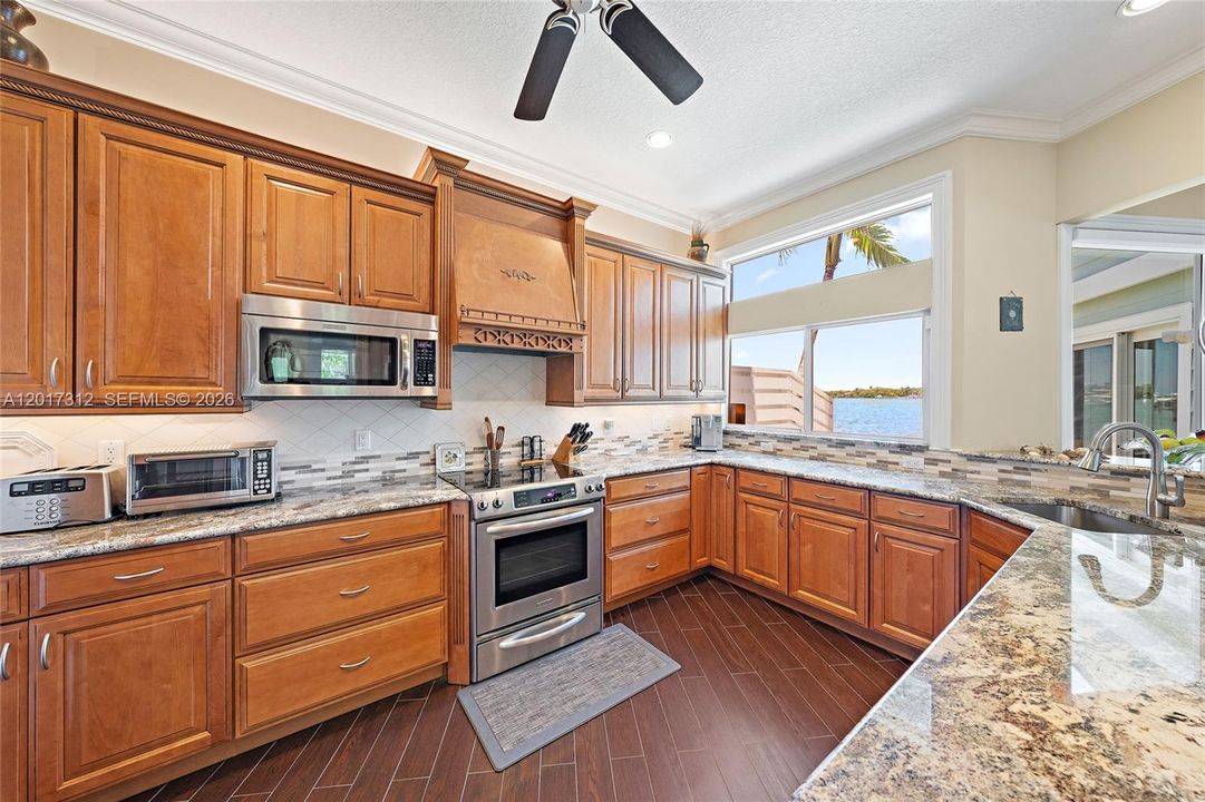 For Sale: $2,200,000 (3 beds, 2 baths, 2214 Square Feet)