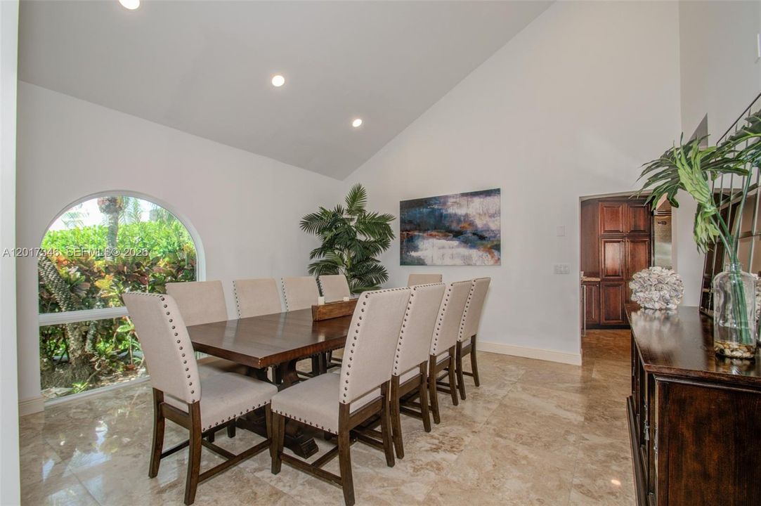 Activo con contrato: $17,000 (4 camas, 4 baños, 4048 Pies cuadrados)