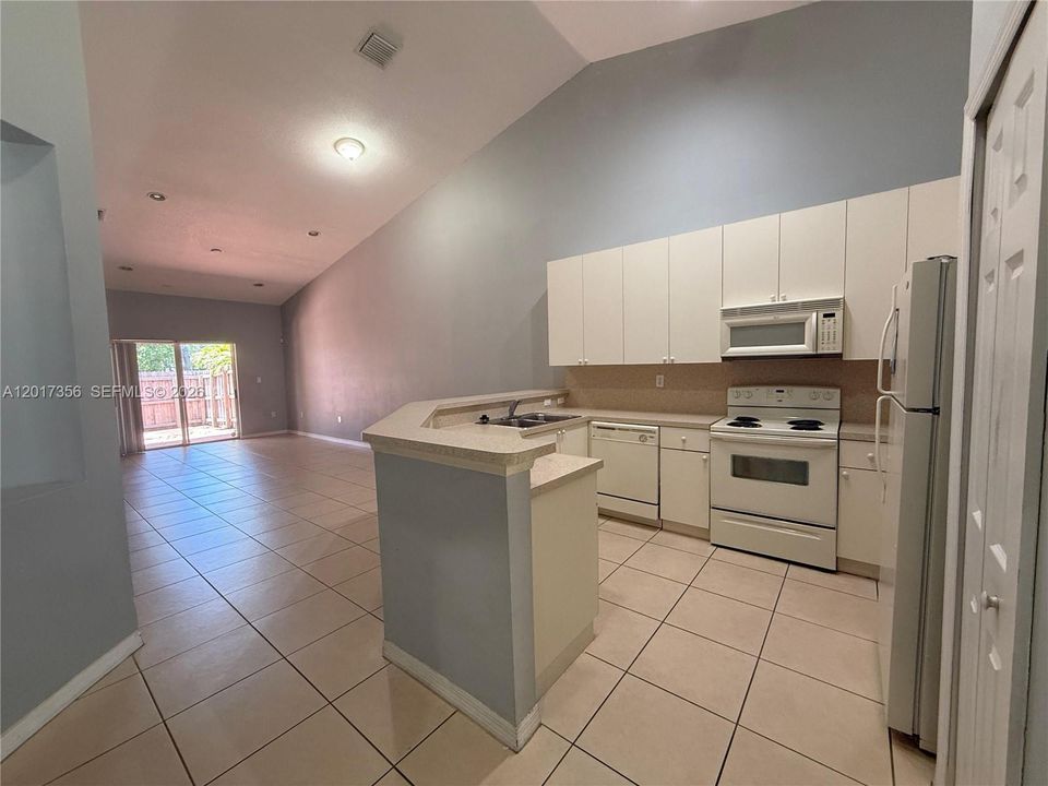 For Sale: $305,000 (2 beds, 2 baths, 1258 Square Feet)