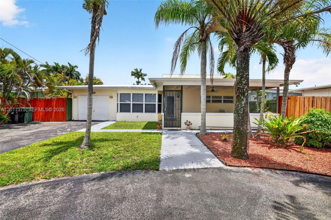 For Sale: $1,050,000 (4 beds, 3 baths, 1688 Square Feet)