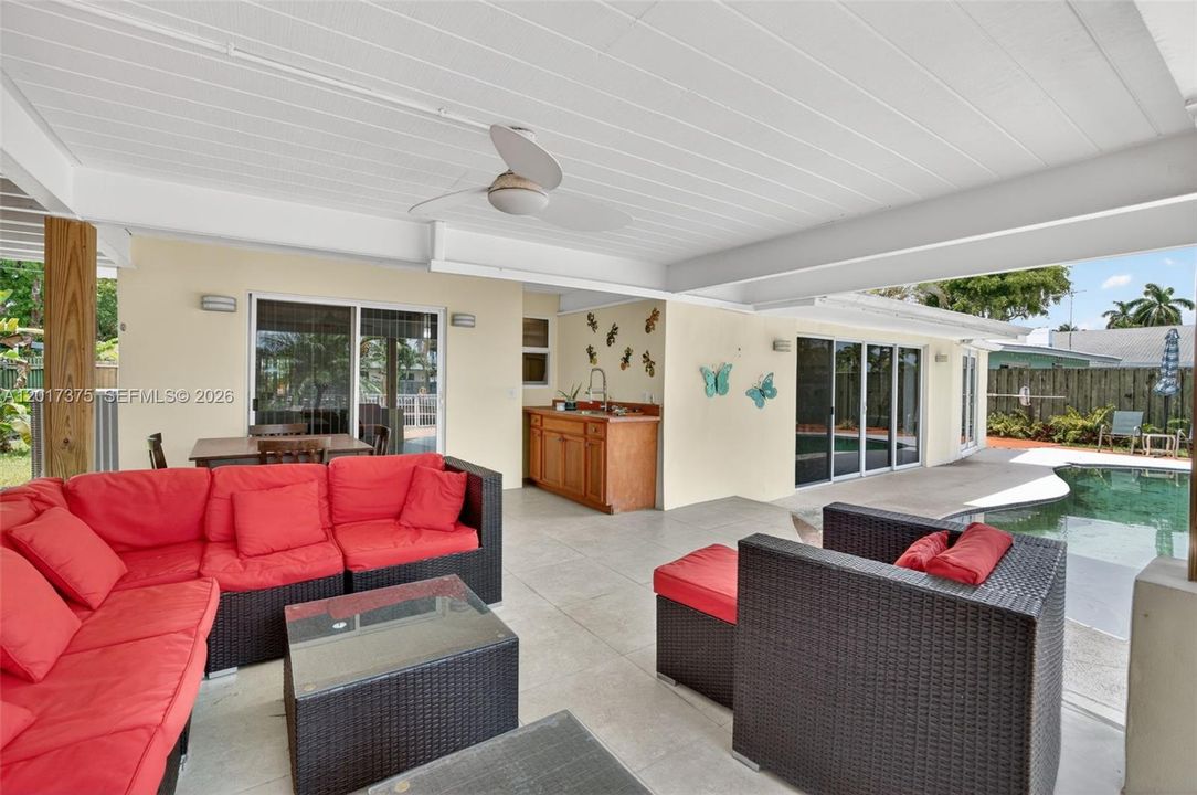 For Sale: $1,050,000 (4 beds, 3 baths, 1688 Square Feet)