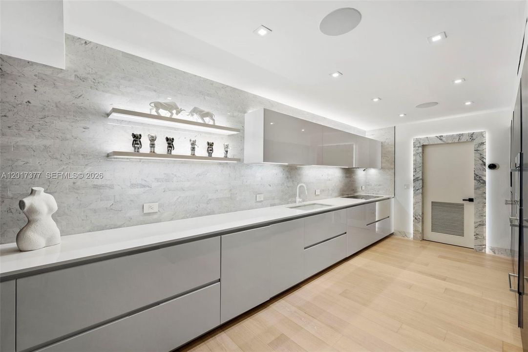 For Sale: $5,600,000 (5 beds, 4 baths, 3400 Square Feet)