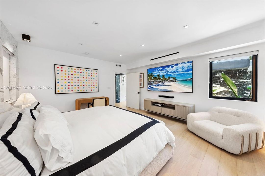 For Sale: $5,600,000 (5 beds, 4 baths, 3400 Square Feet)