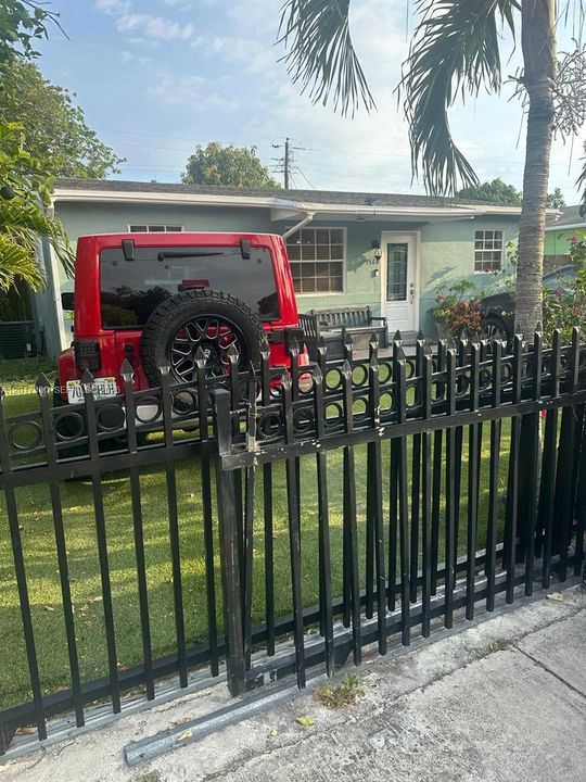 Activo con contrato: $475,000 (4 camas, 2 baños, 900 Pies cuadrados)