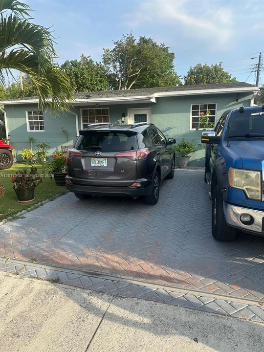 Activo con contrato: $475,000 (4 camas, 2 baños, 900 Pies cuadrados)