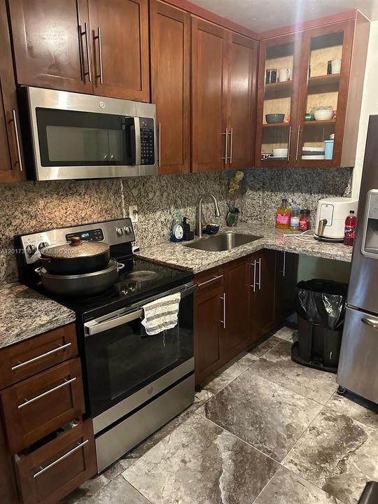 Activo con contrato: $475,000 (4 camas, 2 baños, 900 Pies cuadrados)