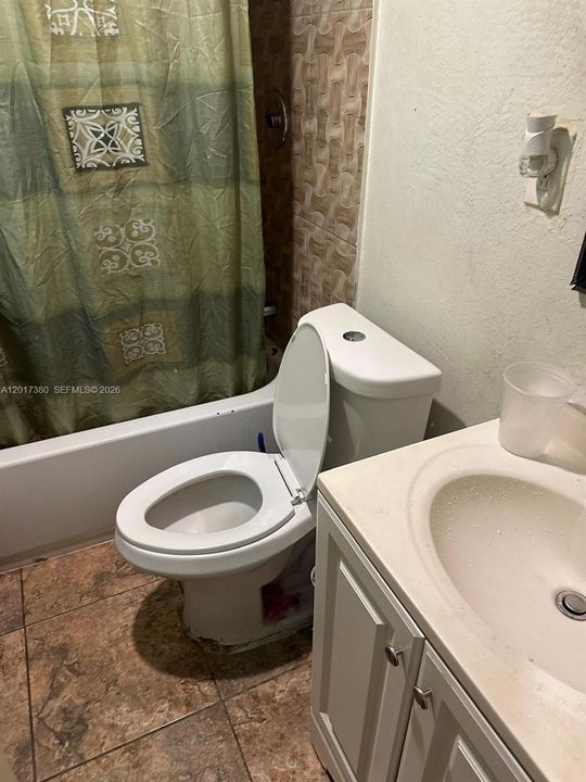 Activo con contrato: $475,000 (4 camas, 2 baños, 900 Pies cuadrados)