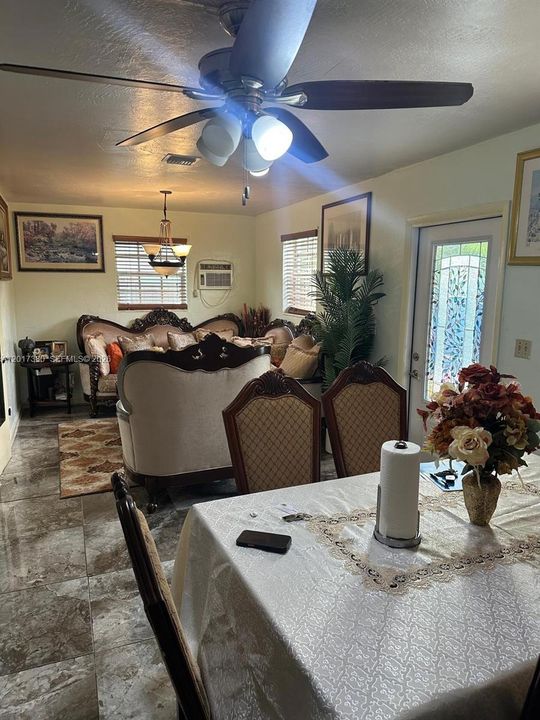 Activo con contrato: $475,000 (4 camas, 2 baños, 900 Pies cuadrados)
