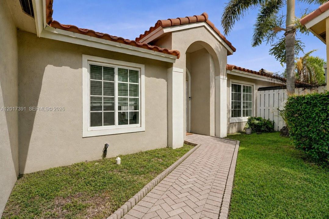 Activo con contrato: $550,000 (3 camas, 2 baños, 1348 Pies cuadrados)