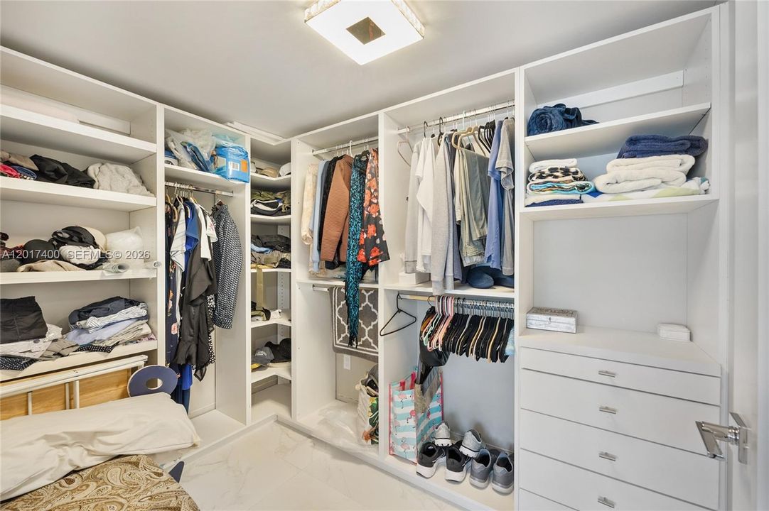 For Sale: $399,000 (1 beds, 1 baths, 900 Square Feet)
