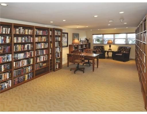 For Sale: $399,000 (1 beds, 1 baths, 900 Square Feet)