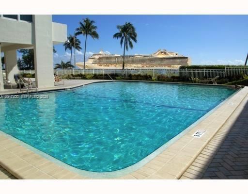 For Sale: $399,000 (1 beds, 1 baths, 900 Square Feet)
