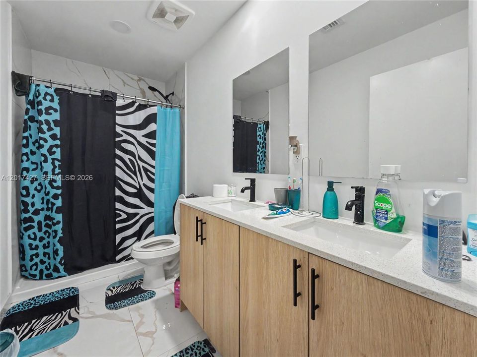 En Venta: $575,000 (5 camas, 4 baños, 1902 Pies cuadrados)