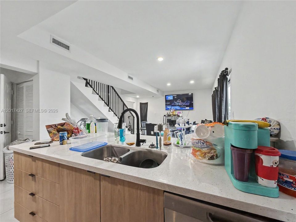 En Venta: $575,000 (5 camas, 4 baños, 1902 Pies cuadrados)