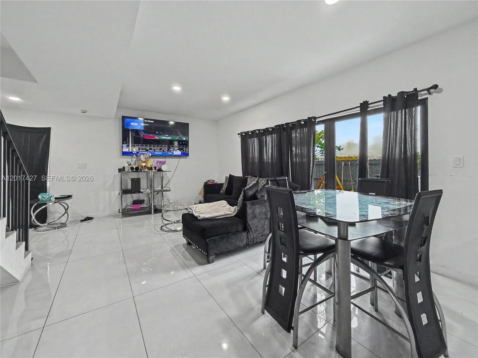 En Venta: $575,000 (5 camas, 4 baños, 1902 Pies cuadrados)