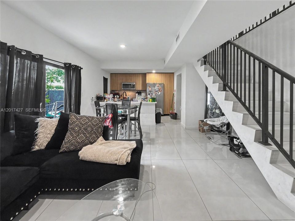 En Venta: $575,000 (5 camas, 4 baños, 1902 Pies cuadrados)