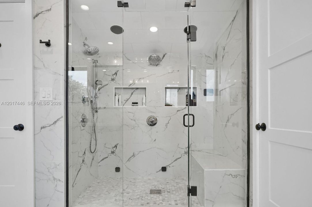 En Venta: $4,200,000 (6 camas, 5 baños, 4662 Pies cuadrados)