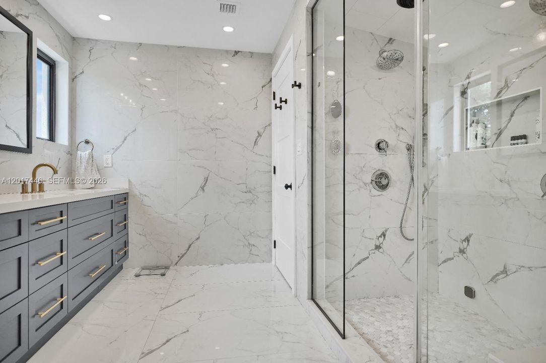 En Venta: $4,200,000 (6 camas, 5 baños, 4662 Pies cuadrados)