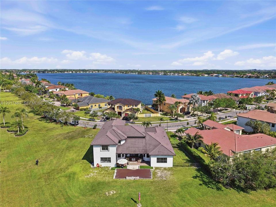 На продажу: $1,599,000 (5 спален, 4 ванн, 4555 Квадратных фут)