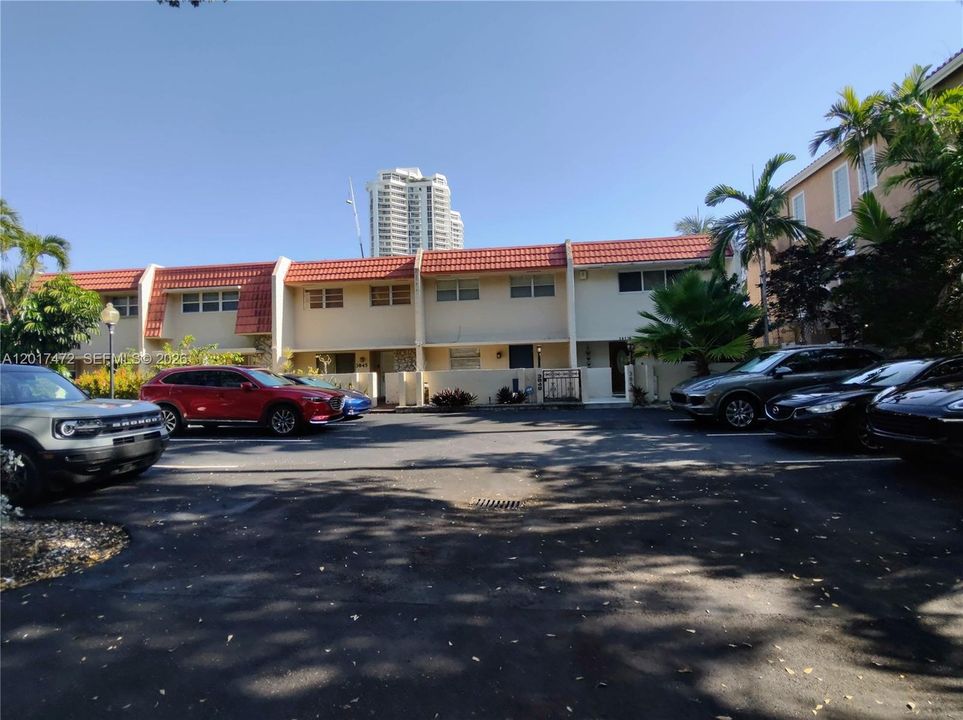 Activo con contrato: $3,600 (2 camas, 2 baños, 1640 Pies cuadrados)