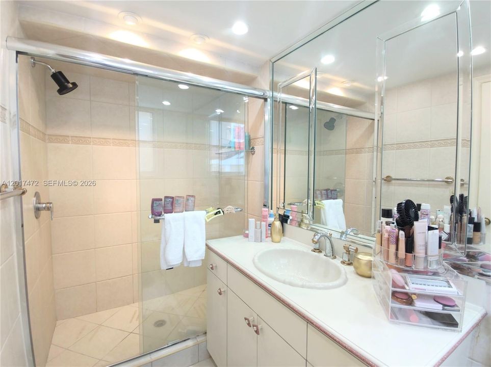 Activo con contrato: $3,600 (2 camas, 2 baños, 1640 Pies cuadrados)