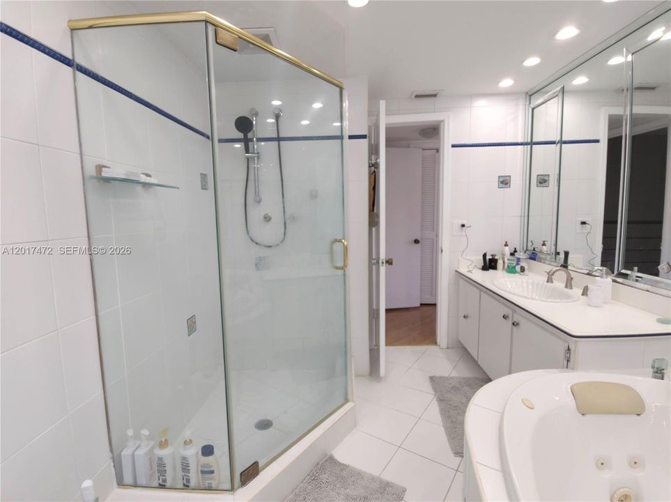 Activo con contrato: $3,600 (2 camas, 2 baños, 1640 Pies cuadrados)