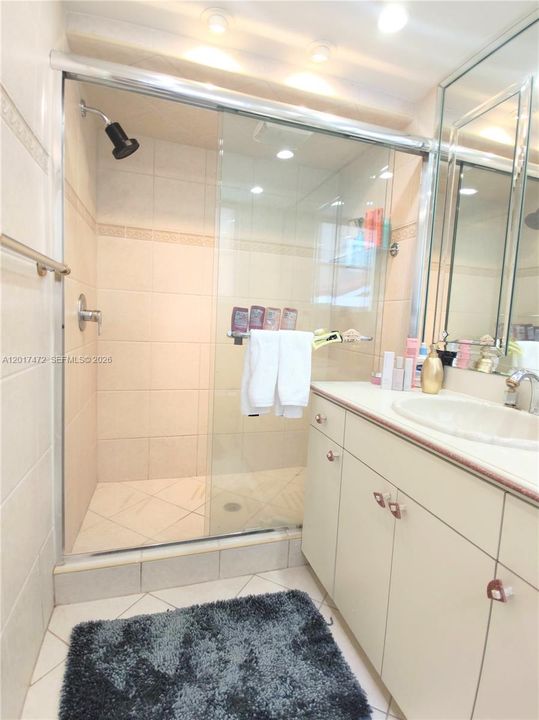 Activo con contrato: $3,600 (2 camas, 2 baños, 1640 Pies cuadrados)