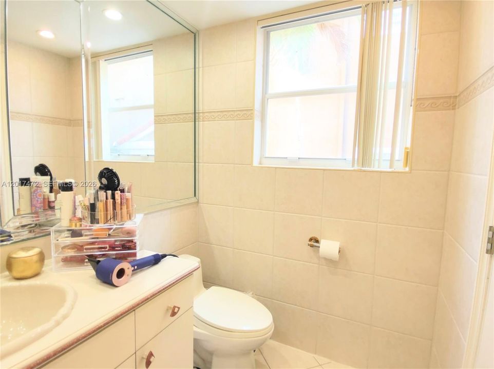 Activo con contrato: $3,600 (2 camas, 2 baños, 1640 Pies cuadrados)