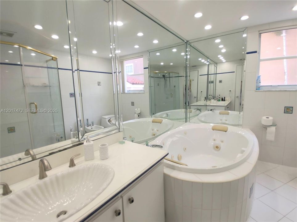 Activo con contrato: $3,600 (2 camas, 2 baños, 1640 Pies cuadrados)